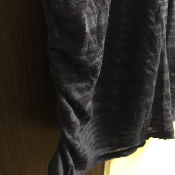 Split V-neck - Picture 4 of 4